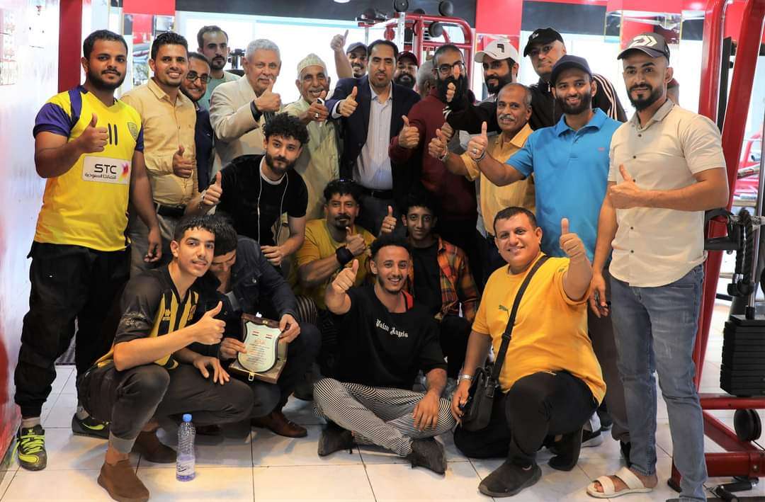 وزير الشباب والرياضة يزور مقر نادي التنس وصالته الرياضية في العاصمة عدن