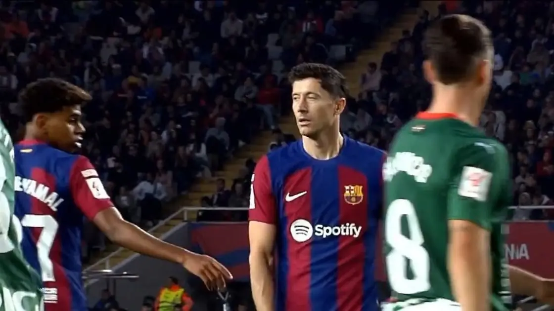 ليفاندوفسكي مهاجم برشلونة يشرح “حادثة” لامين – يامال