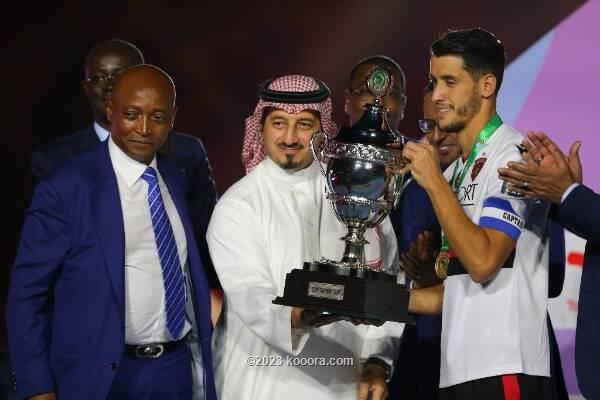 لاعبو إتحاد العاصمة الجزائري يكررون إحتفال الأهلي الشهير بعد إحرازهم لقب السوبر الافريقي