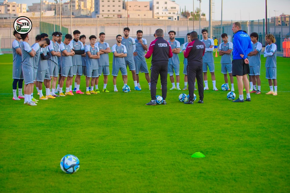 المنتخب اليمني الاول يجري حصة تدريبية في معسكره الخارجي بالسعودية بمشاركة اللاعبين المحترفين