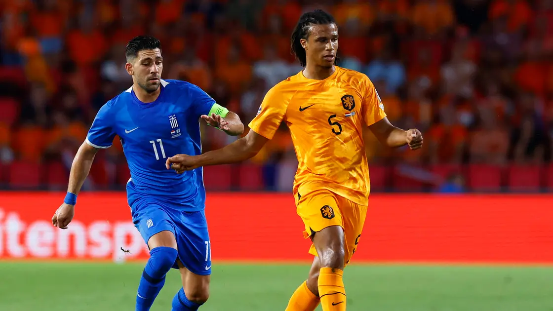 إصابة المدافع ناثان آكي تزيد مشاكل هولندا الدفاعية