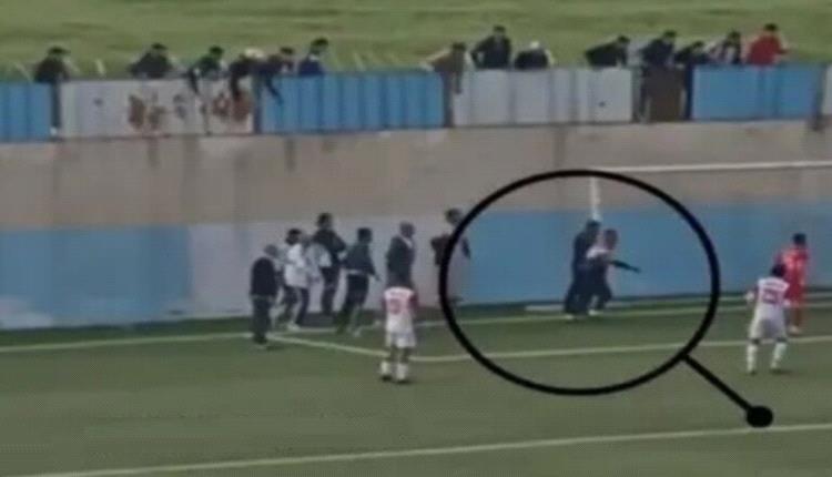 مشجعو فريق جزائري يقتحمون الملعب ويساهمون بتسجيل هدف