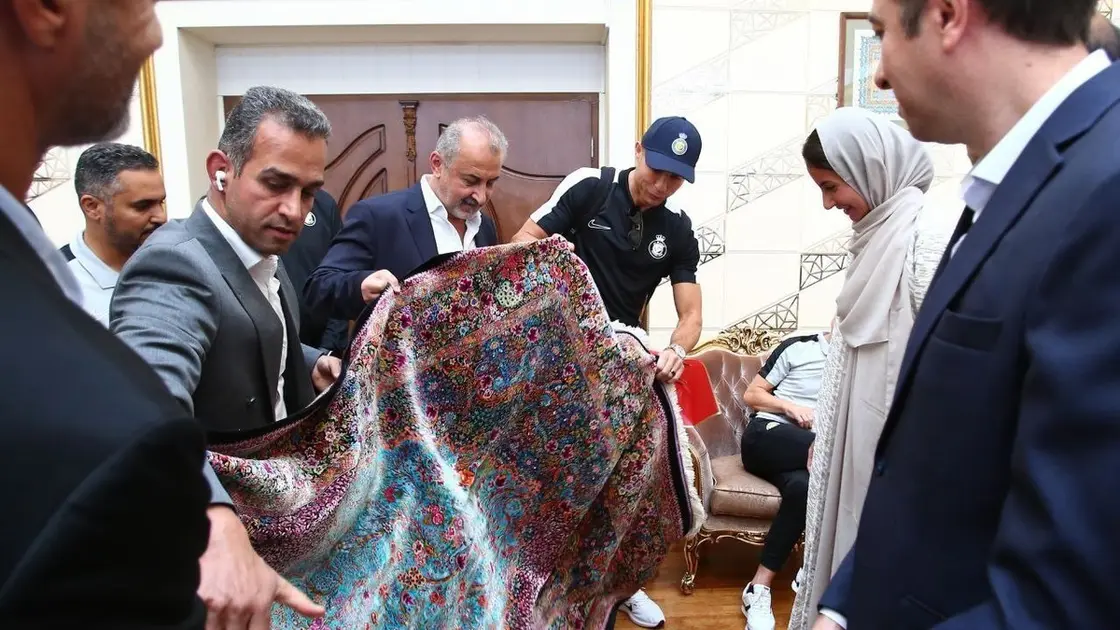 إستقبال حاشد لرونالدو والنصرالسعودي في إيران.. وسجادة تحمل اسم “الدون”