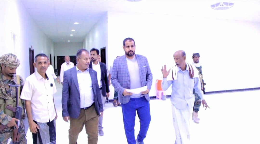 وكيل المحافظة يتفقد الأعمال الجارية في تأهيل وتأثيث مكتب وزارة الشباب والرياضة بوادي وصحراء حضرموت