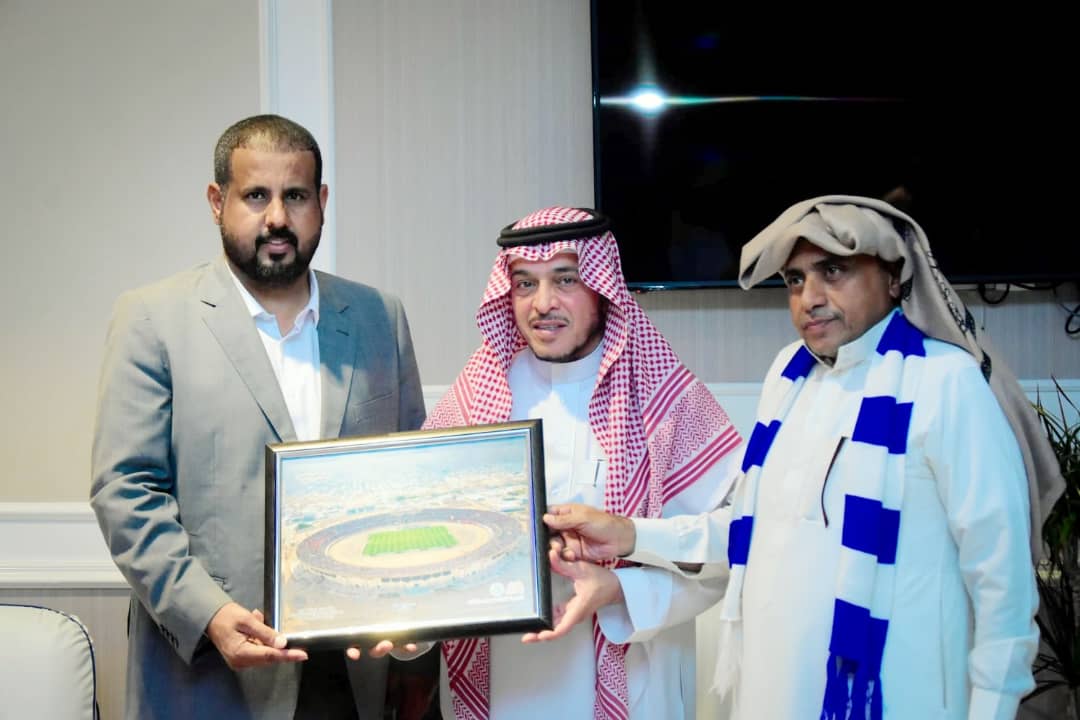 الشيخ رياض الجهوري يتسلم شعار نادي الهلال السعودي ويهدي صورة استاد سيئون