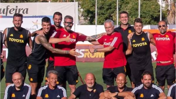 البرتغالي مورينيو يسخر من فشل إدارة روما في تدعيم الفريق بمهاجم جديد