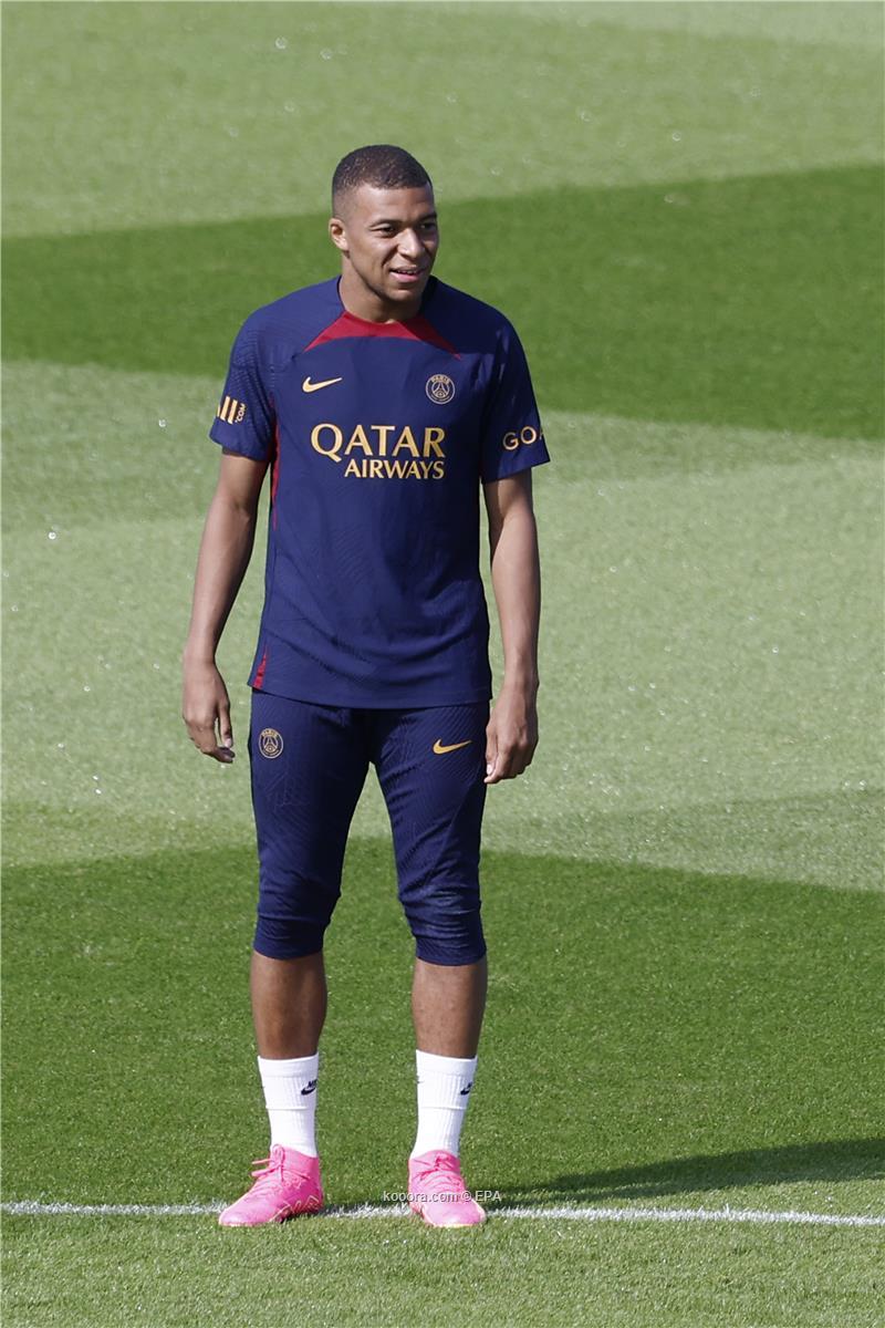 هل يرضخ مبابي لضغط عائلته للقبول بعرض الهلال السعودي ؟
