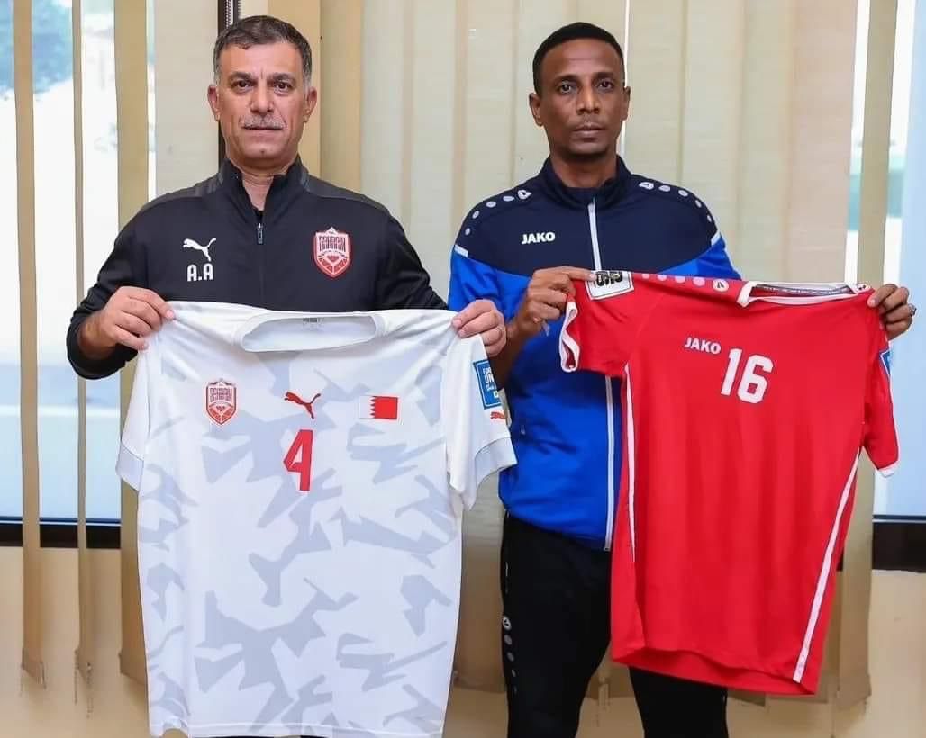في الأجتماع الفني لمباريات التصفيات الآسيوية : المنتخب اليمني بالزي الاحمر ومنتخب البحرين بالزي الابيض