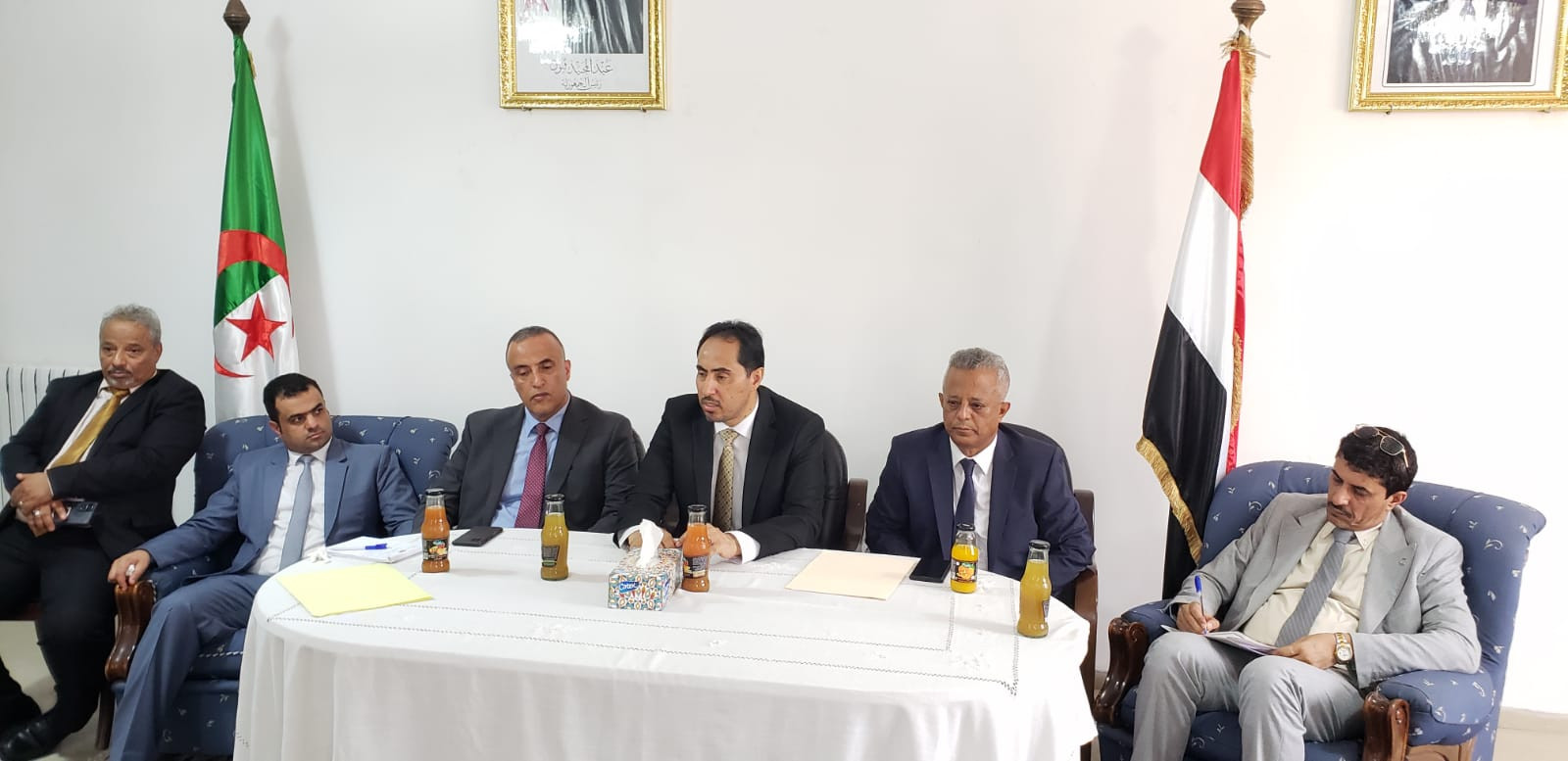 الوزير البكري يزور سفارةاليمن في الجزائر ويدعو الطلاب للتفوق العلمي والمشاركة في الانشطة الشبابية والرياضية