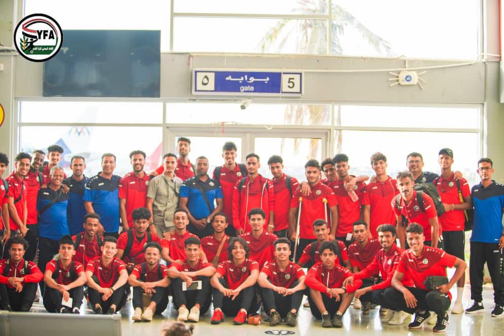 بعثة المنتخب اليمني الاول والاولمبي تغادر عدن الى القاهرة ب ٣٥ لاعبا وسكوب يصل مع جهازه المعاون