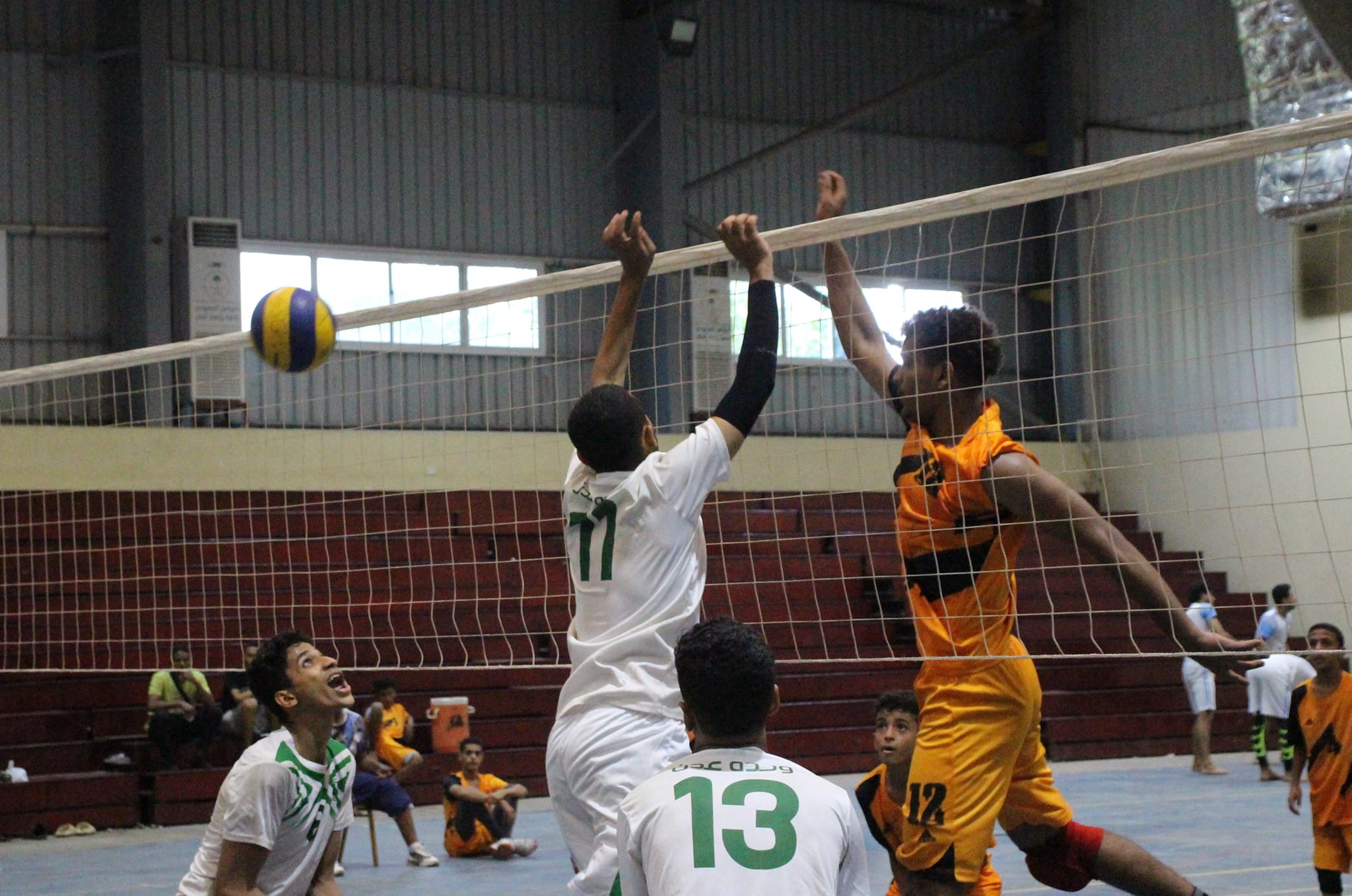 التلال يفوز على الميناء ويواصل مطاردة المتصدر المنصورة في دوري الناشئين للكرة الطائرة بعدن