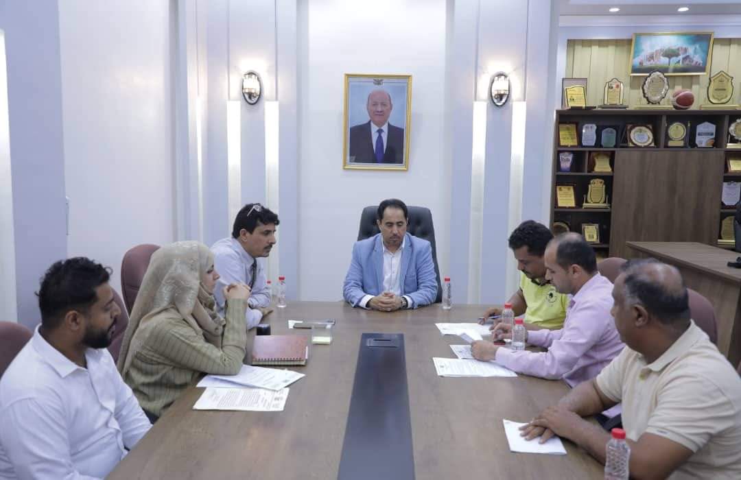 وزير الشباب والرياضة يوقع عقد عمل إعادة تعشيب ملعب الشهداء بتعزويحث الشركة المنفذة على سرعة الانجاز