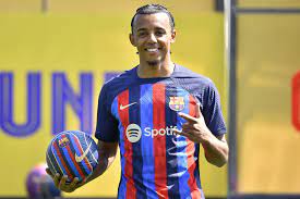 نجم برشلونة كوندي يفاجئ تشافي بطلب الرحيل