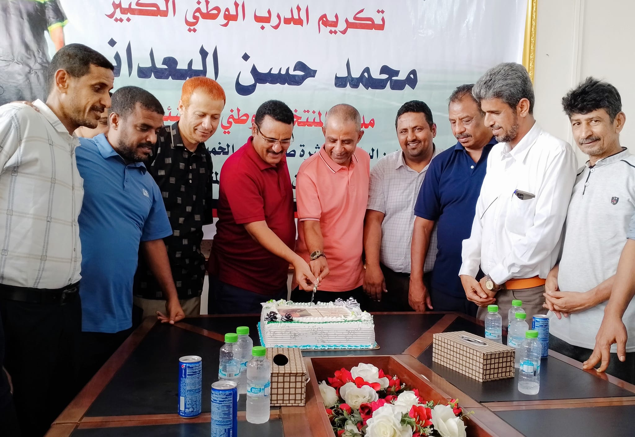 عمالقة الكرة ينظمون وقفة احتجاجية لتدهور الكهرباء والمعيشة في العاصمة عدن
