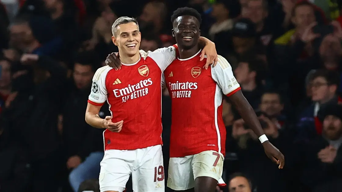 البلجيكي تروسارد يثني على شراكته مع ساكا في خط هجوم أرسنال