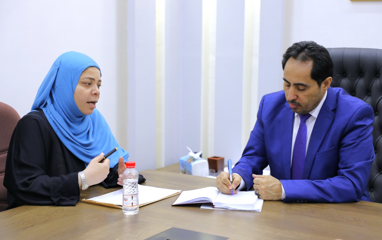 وزير الشباب اليمني يناقش مع نظمية عبد السلام اوضاع رياضة المرأة وكيفية اعادة نشاطها