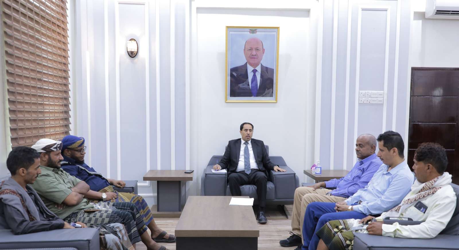 وزير الشباب والرياضة يلتقي ادارة نادي شباب المسيمير بلحج ويؤكد دعمه واهتمامه بالاندية الريفية