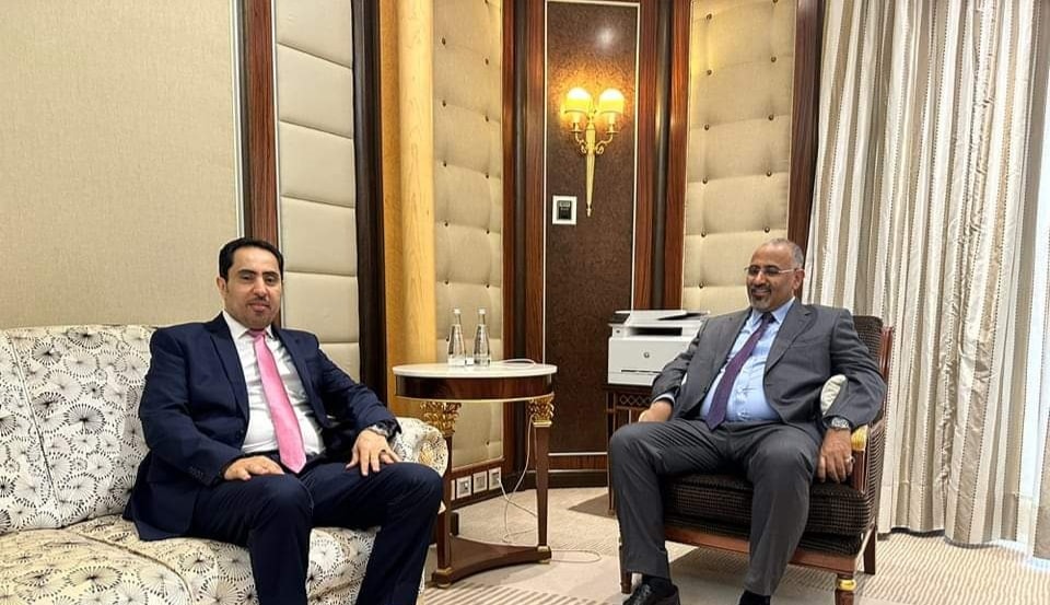 الرئيس الزُبيدي يناقش مع الوزير البكري سُبل تعزيز الأنشطة الرياضية