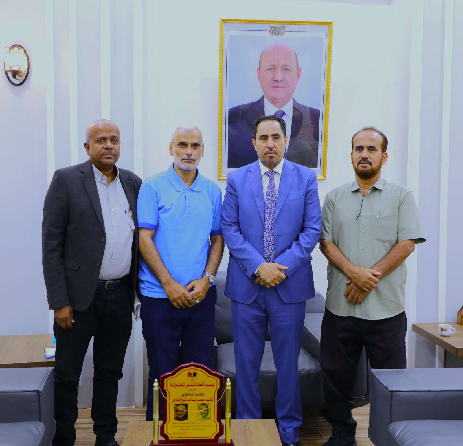 البكري يكرم القاحل الحائز على المركز الأول في البطولة الدولية للرواد لكرة الطاولة