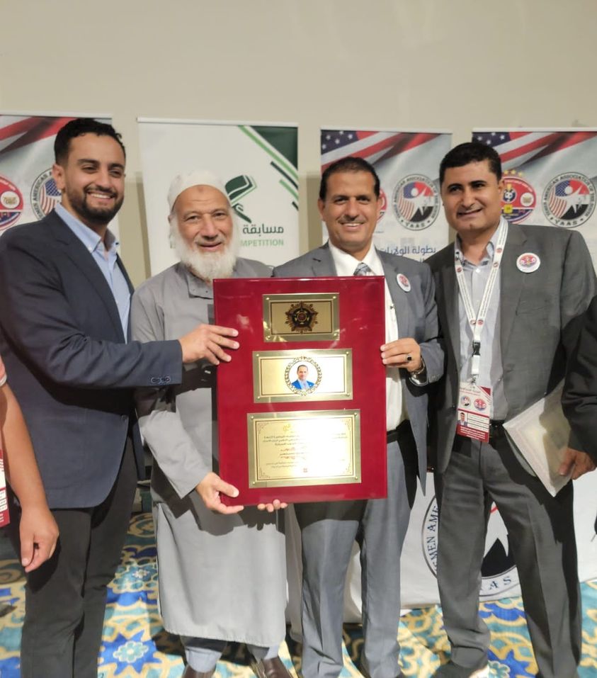 اللجنة المنظمة لبطولة الجاليات اليمنية تكرم إبراهيم المنتصر بالوسام الذهبي