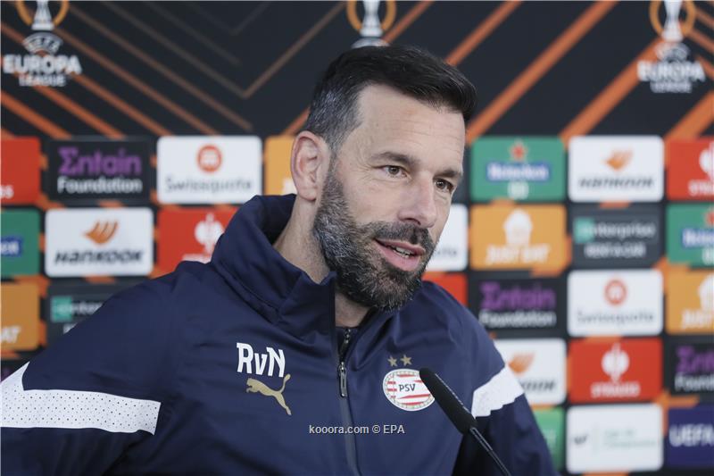 فان نيستلروي يتخلى عن تدريب أيندهوفن