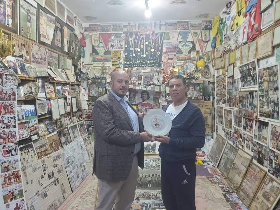 الداعم أمين جمعان يزور النجم اليمني جمال حمدي ويطلع على متحفه الرياضي