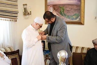 الشيخ رياض الجهوري يقلد المهندس بقشان وسام الوفاء تقديرا لإسهاماته في دعم الشباب