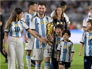 عائلة ميسي تحسم اختيارها بين برشلونة وباريس