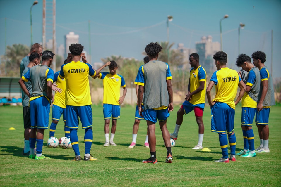 المنتخب اليمني الوطني الاول يجري تمرينه الأول في معسكره الخارجي بمصر
