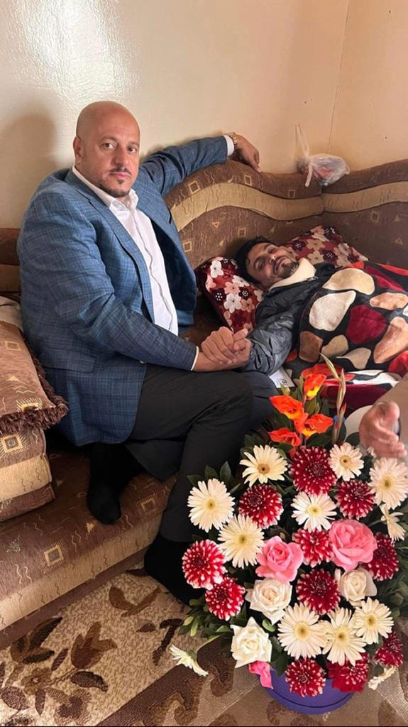 أمين جمعان رئيس نادي الوحدة صنعاء يزور نجم الاهلي سامي جعيم ويطمئن على حالته الصحية