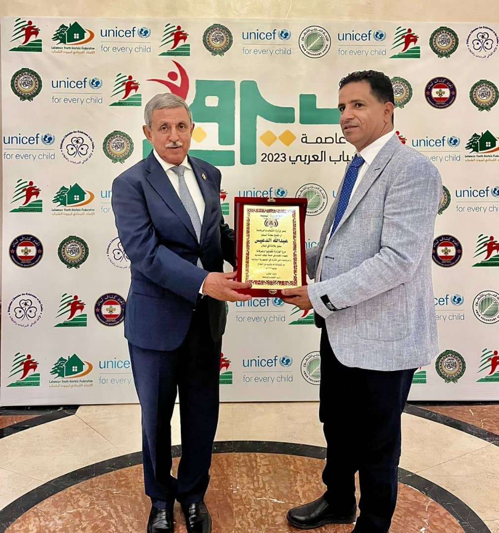 وكيل وزارة الشباب اليمني يشيد بجهود السفير الدعيس في لبنان ويكرمه بدرع الوزارة