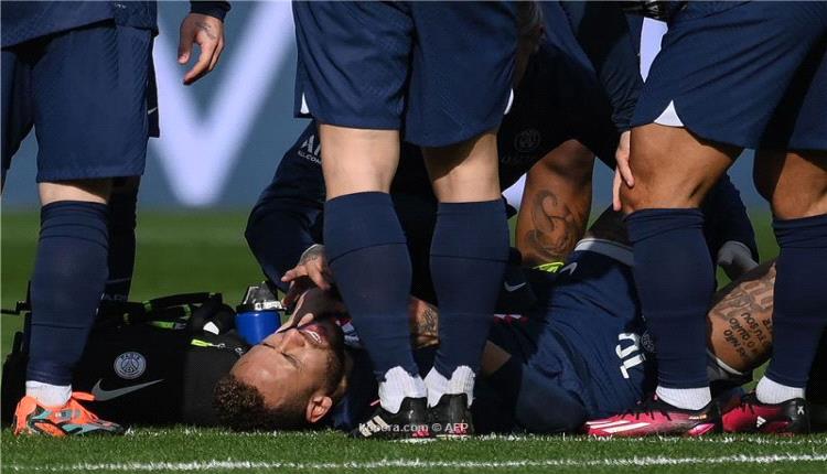 البرازيلي نيمار يجهش بالبكاء بعد إصابة مرعبة وباريس يكشف مدى خطورتها