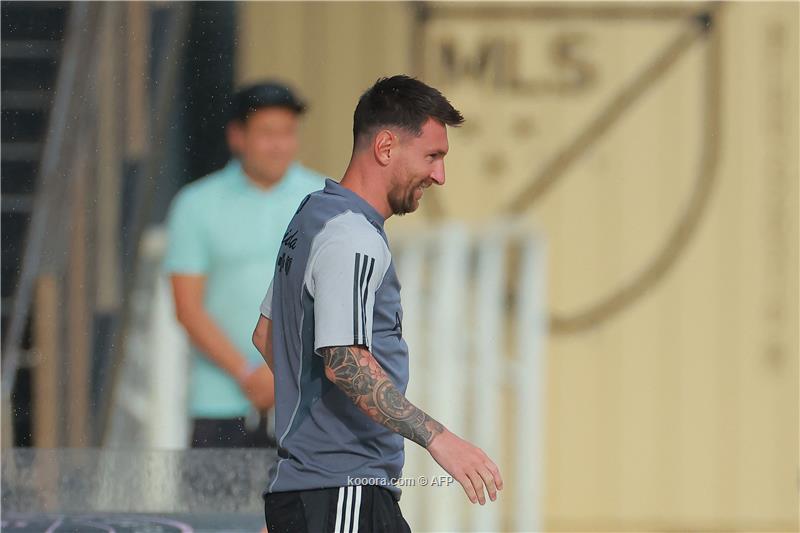 إعصار الارجنتيني ميسي يجتاح فلوريدا قبل ظهوره الأول