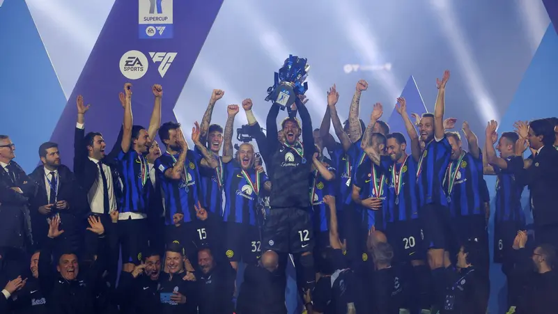 الارجنتيني مارتينيز يقود إنتر ميلان للفوز نابولي والتتويج بكأس السوبر الايطالي