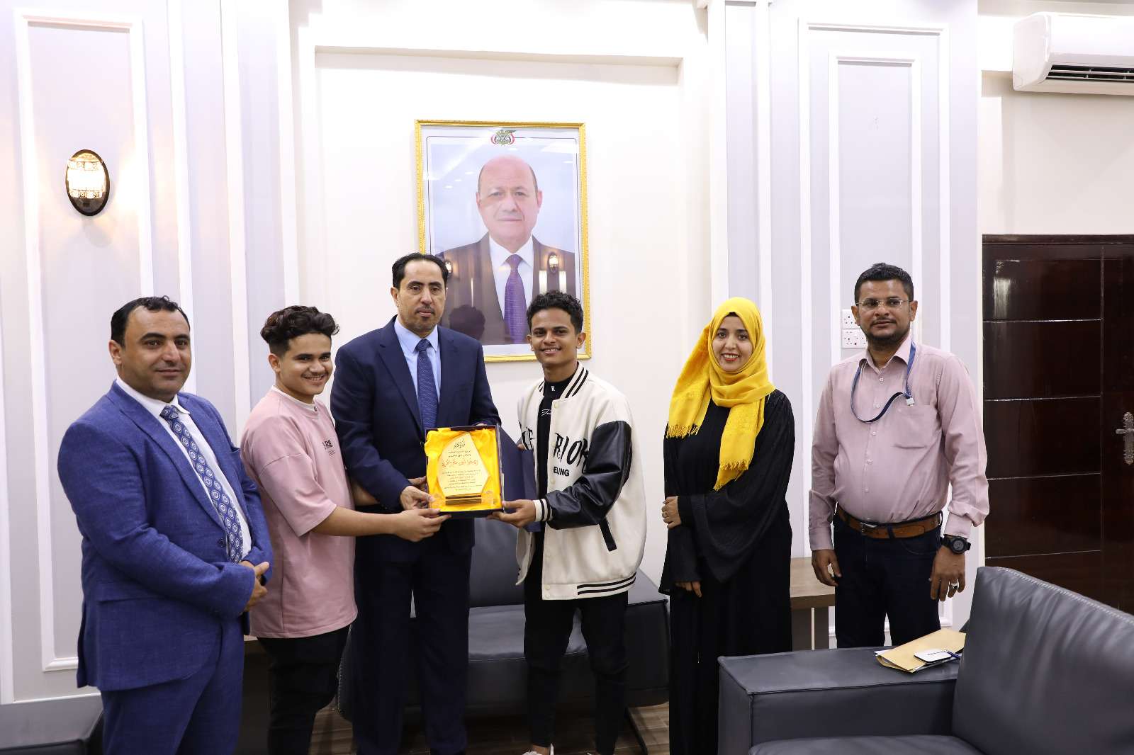 الوزير البكري يطلع من مؤسسي مبادرة اجيال المستقبل بعدن على نشاطهم ومستوى العمل المجتمعي