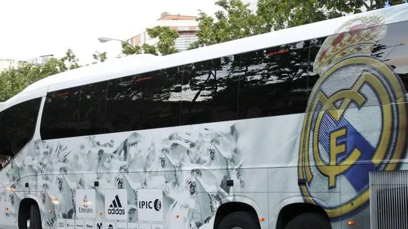 تعرض حافلة ريال مدريد لحادث كاد يؤدي إلى مأساة