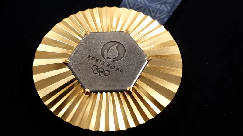 صقل ميداليات أولمبياد 2024 من برج إيفل