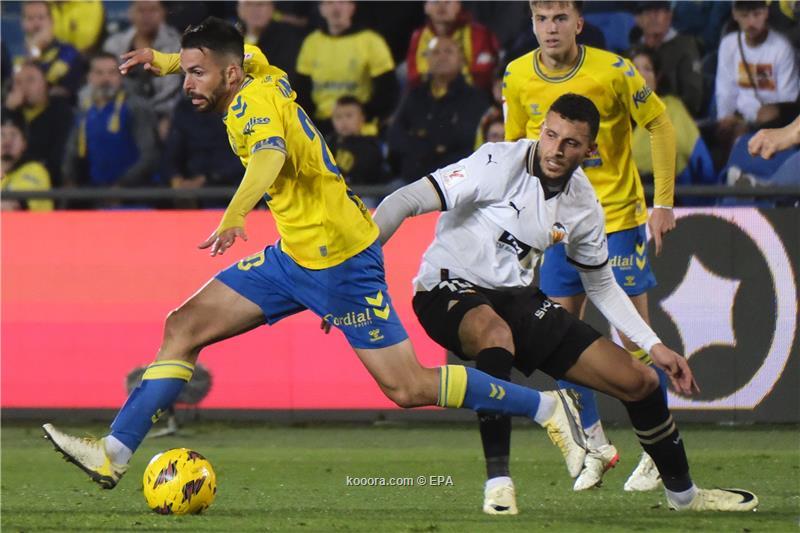 لاس بالماس يفوز على فالنسيا في الدقائق الأخيرة