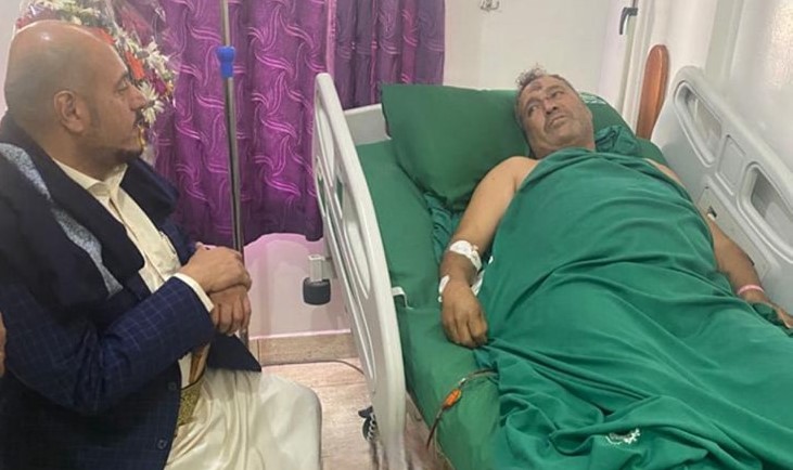 امين جمعان يطمئن على صحة ابو بكر السكري سائق حافلة نادي الوحدة صنعاء