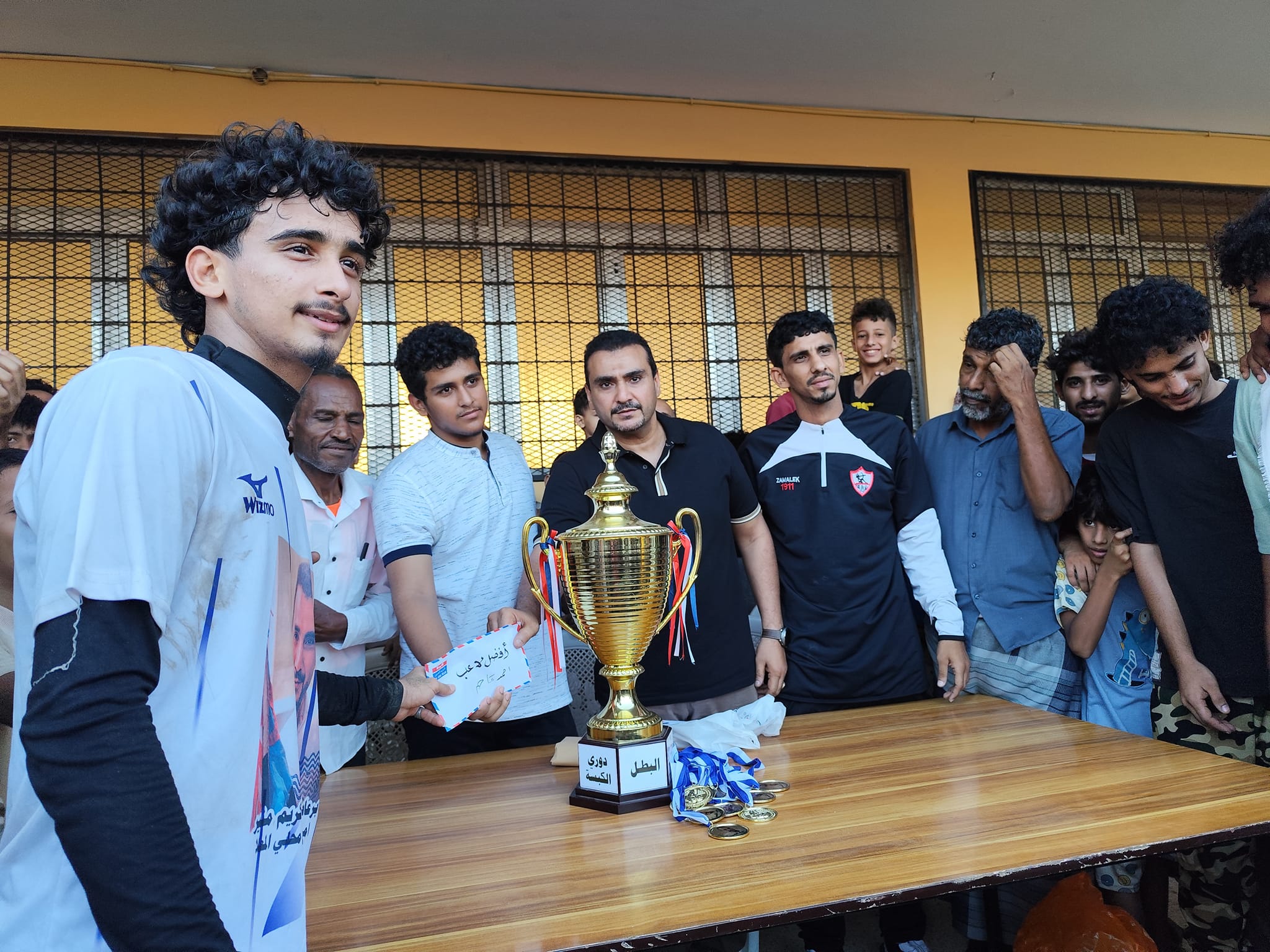 فيما الداعم كريم منير يكرم الابطال ..فريق اكاديمية الجيل يتوُج بطلا لبطولة دوري الكبسة بعدن
