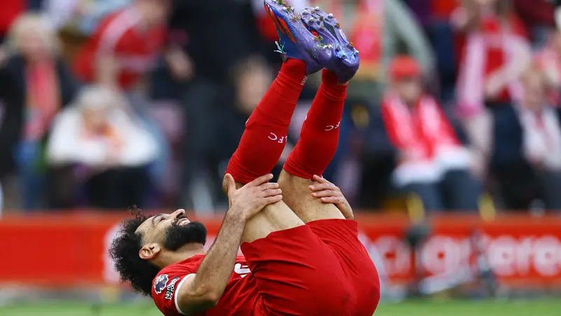 فيرديناند مدافع مانشستر يونايتد : ضربوا محمد صلاح بـ”عصا”.. وقللوا من “احترامه”