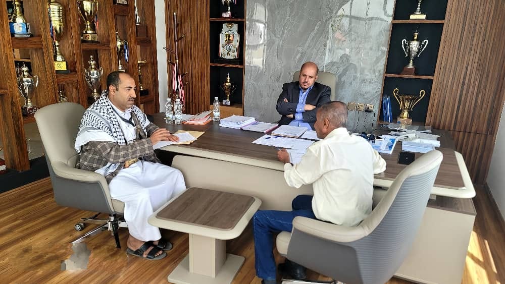 رئيس مجلس إدارة الوحدة صنعاء يناقش مع الأمانة العامة والإشراف الرياضي خطط تنفيذ برامج وأنشطة الملتقى الصيفي السابع