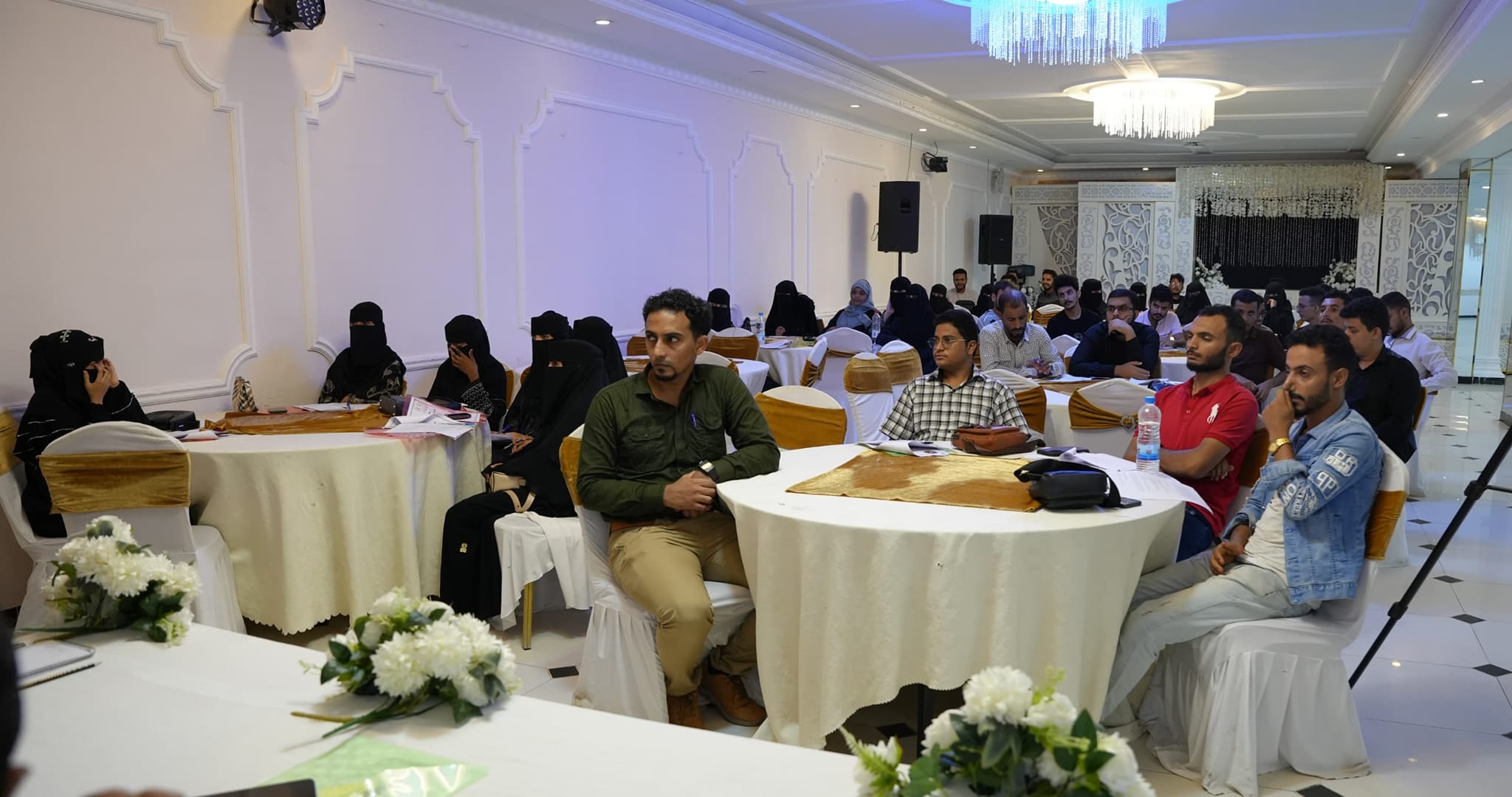 مؤمن السقاف يدشن محاضرة توعوية لطلاب جامعة عدن حول “أهمية دور الشباب في تنمية المجتمع”