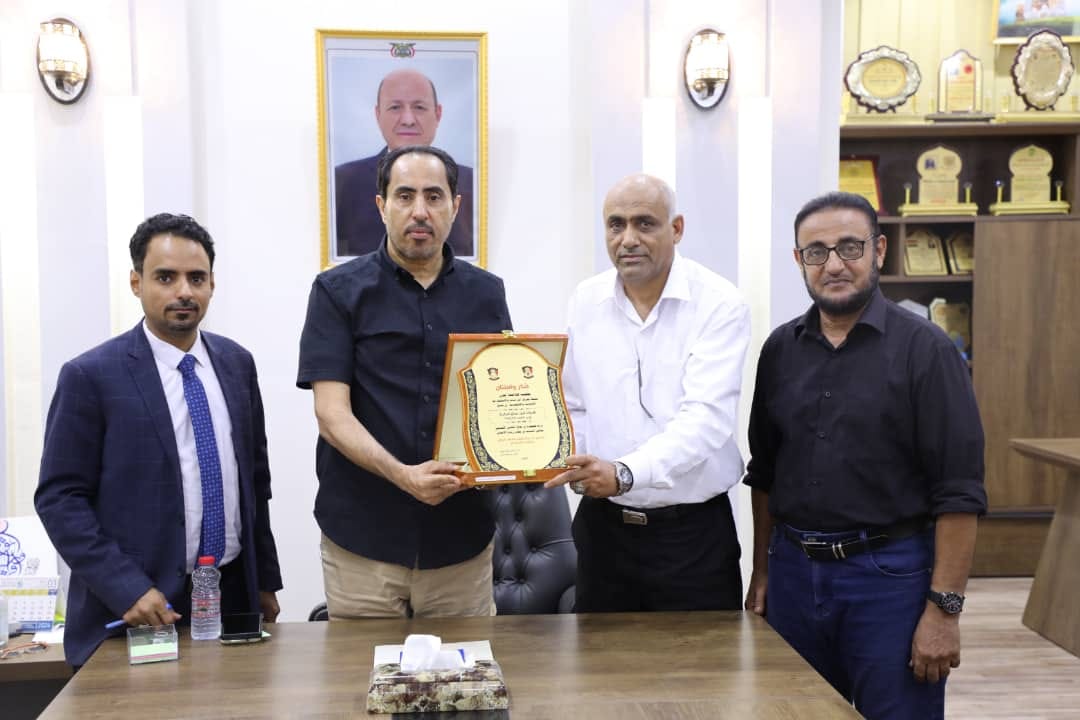 جامعة عدن تكرم وزير الشباب والرياضة بدرع الملتقى الشبابي