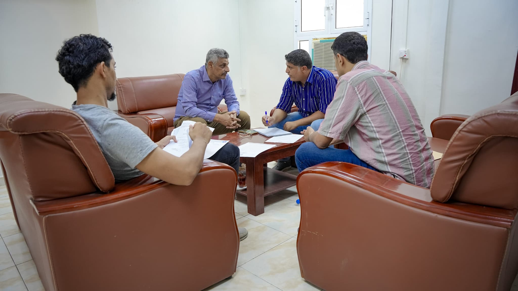 مدير الشباب والرياضة بانتقالي العاصمة عدن يناقش مع رئيس نادي الشعلة استعدادات فريق كرة اليد للبطولة العربية
