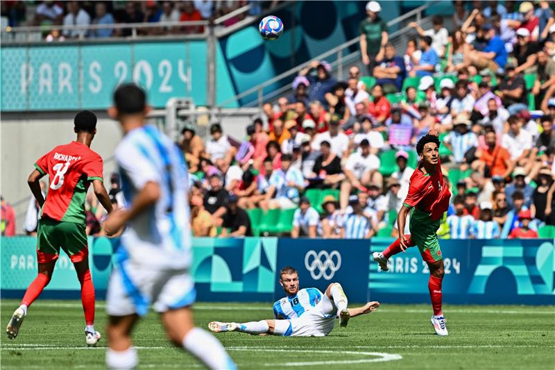 الجماهير المغربية تقتحم الملعب وتلقي الزجاجات على لاعبي الأرجنتين