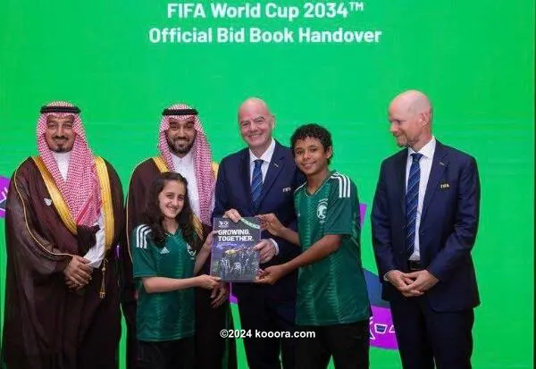 السعودية تسلم رئيس الاتحاد الدولي لكرة القدم ملف استضافة مونديال 2034