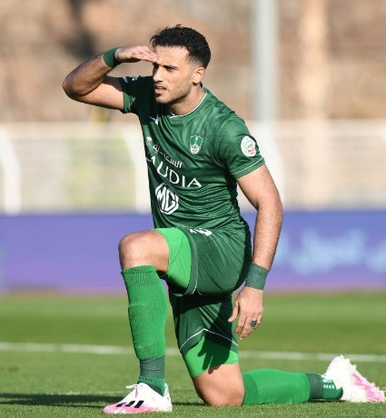 مفاجأة.. النجم السوري عمر السومة يرحب بالعودة للدوري السعودي