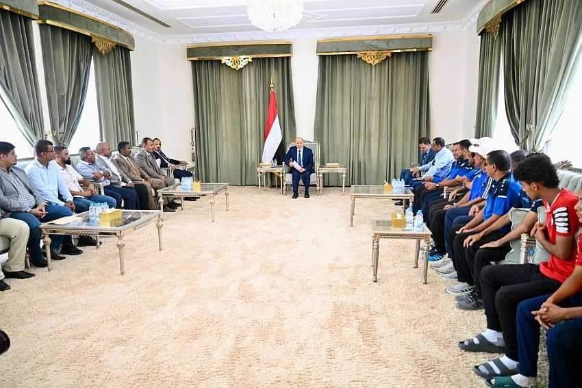 رئيس مجلس القيادة الرئاسي يستقبل منتخبي كرة القدم للناشئين والكرة الطائرة للشباب