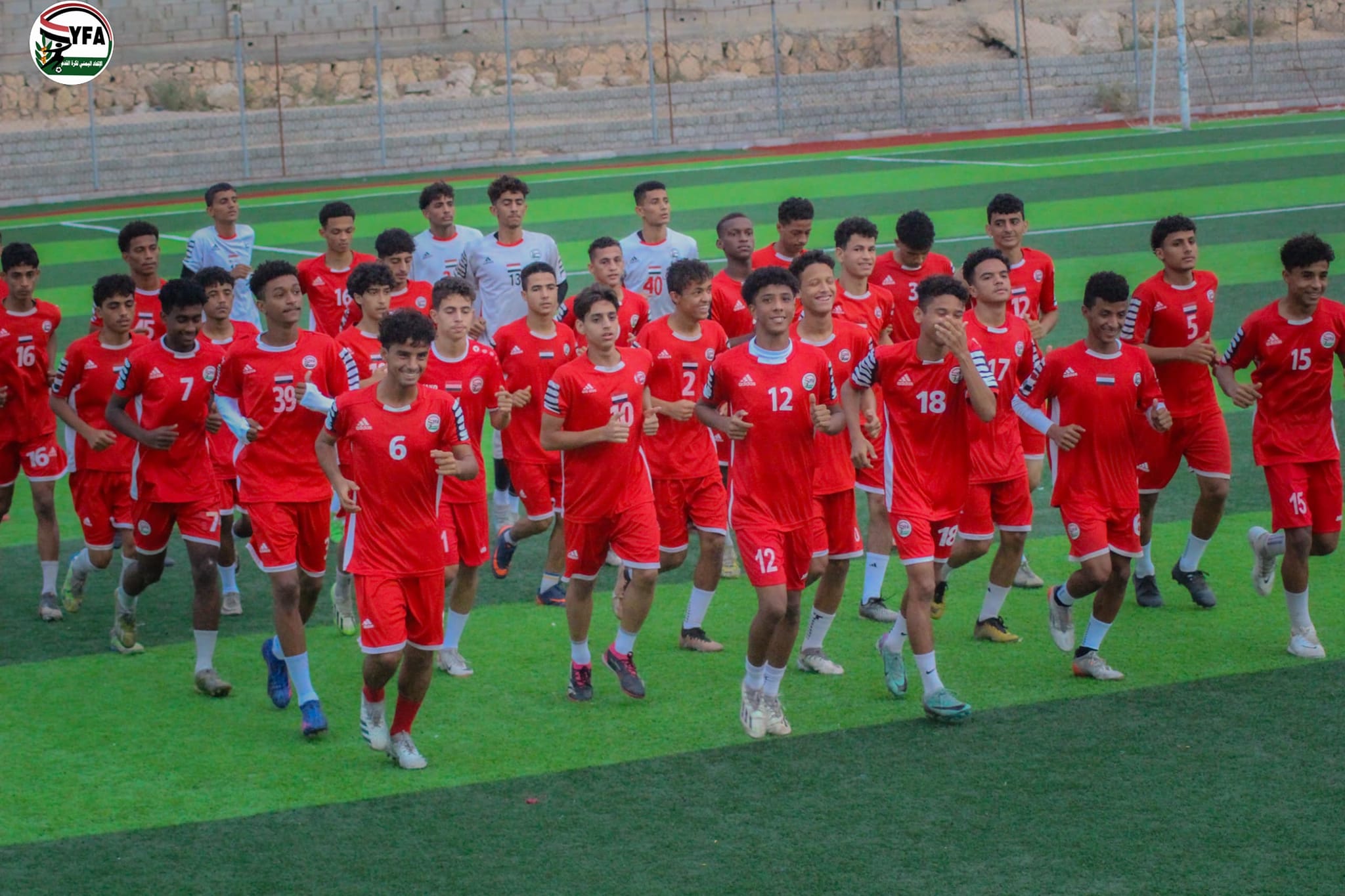 منتخب اليمن للناشئين يجري تدريب صباحي على ملعب روكب بالمكلا